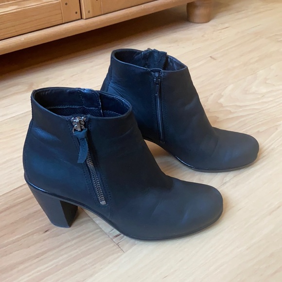 ECCO Black Zippered Ankle Boots Bootie - Picture 1 of 10